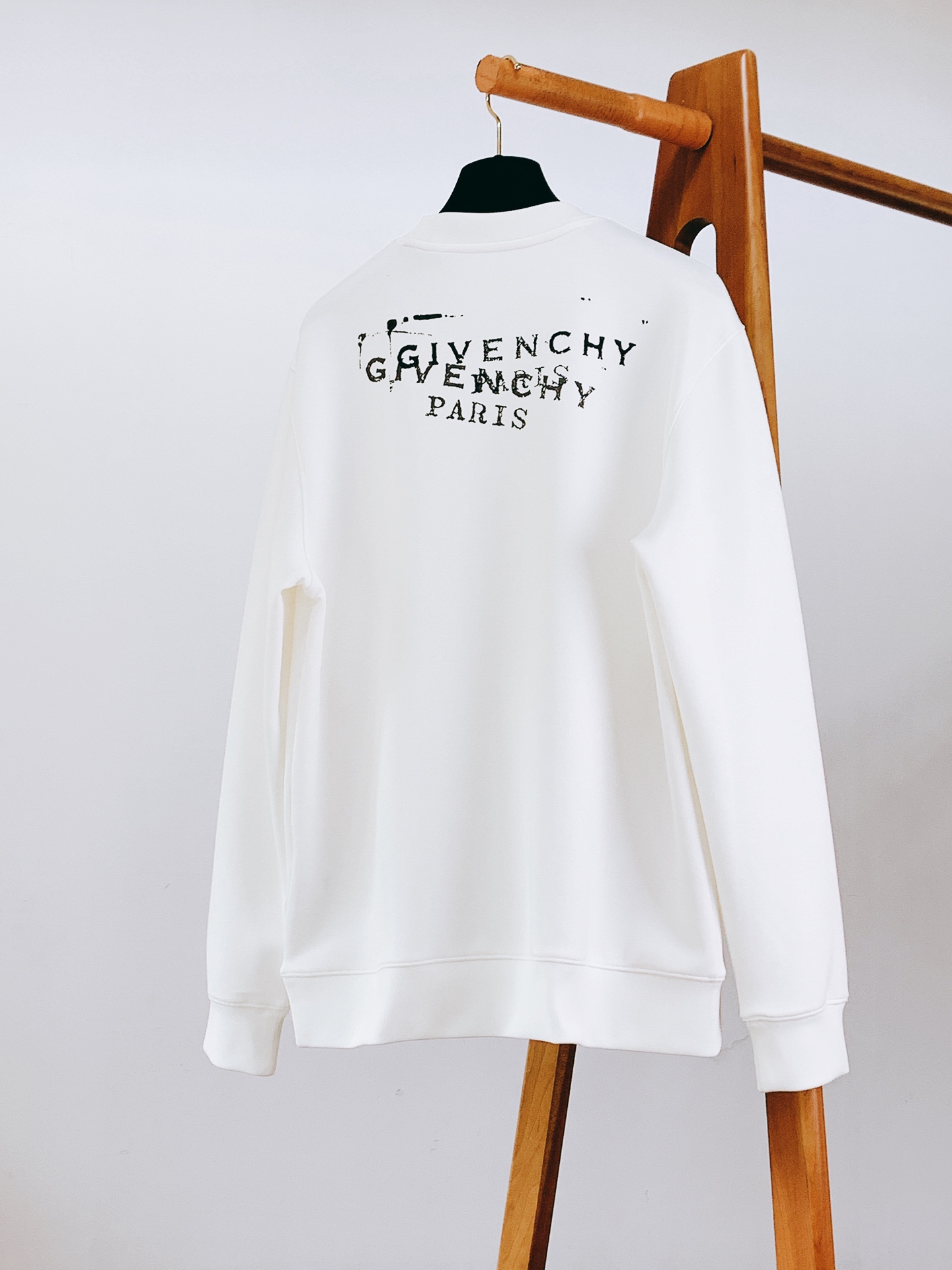 Givenchy 纪梵希 2026FW早秋新品 圆领涂鸦卫衣｜低调与个性兼备 高克重毛圈面料，上身挺括有型，质感直接拉满