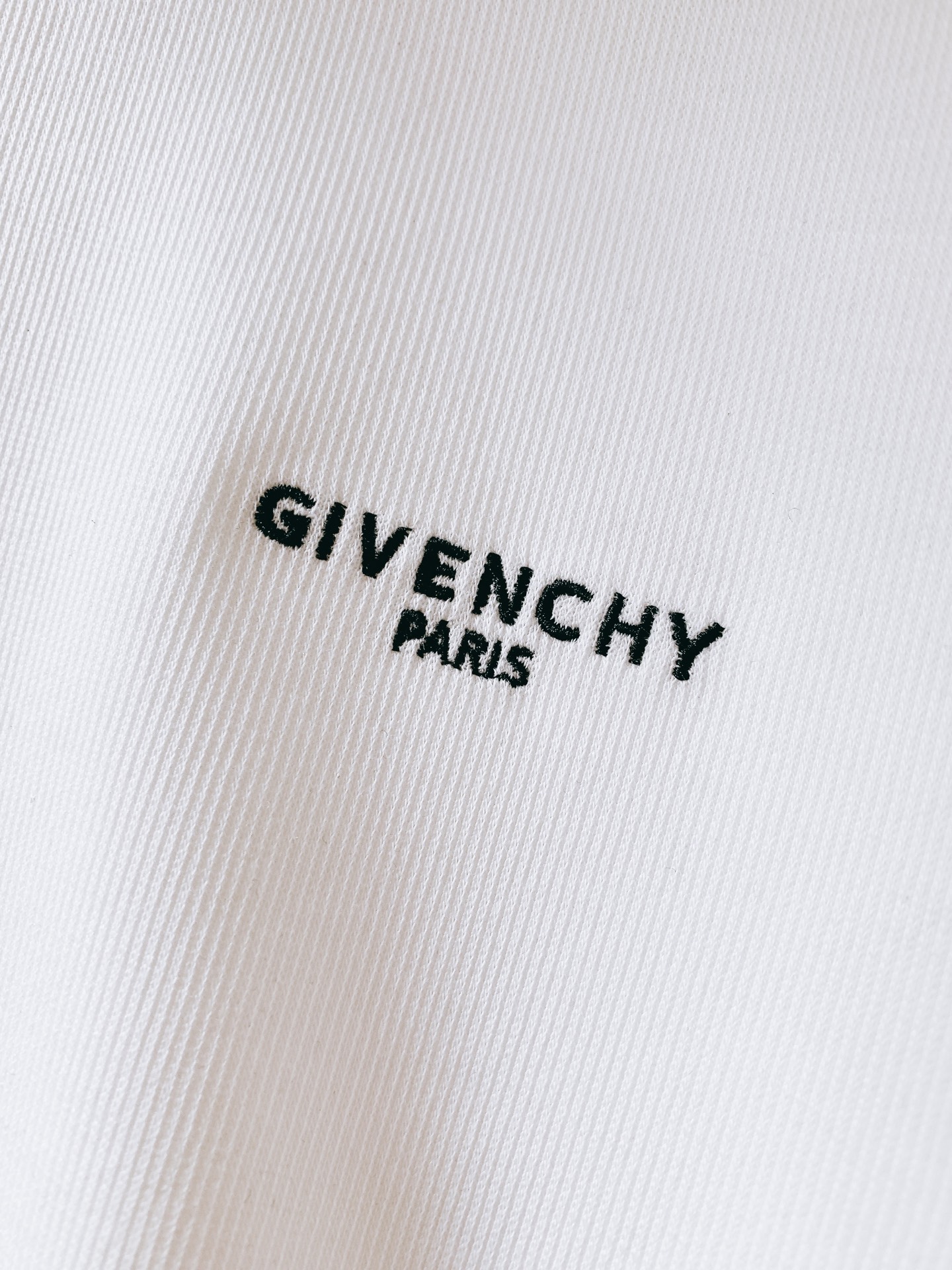 Givenchy 纪梵希 2026FW早秋新品 圆领涂鸦卫衣｜低调与个性兼备 高克重毛圈面料，上身挺括有型，质感直接拉满
