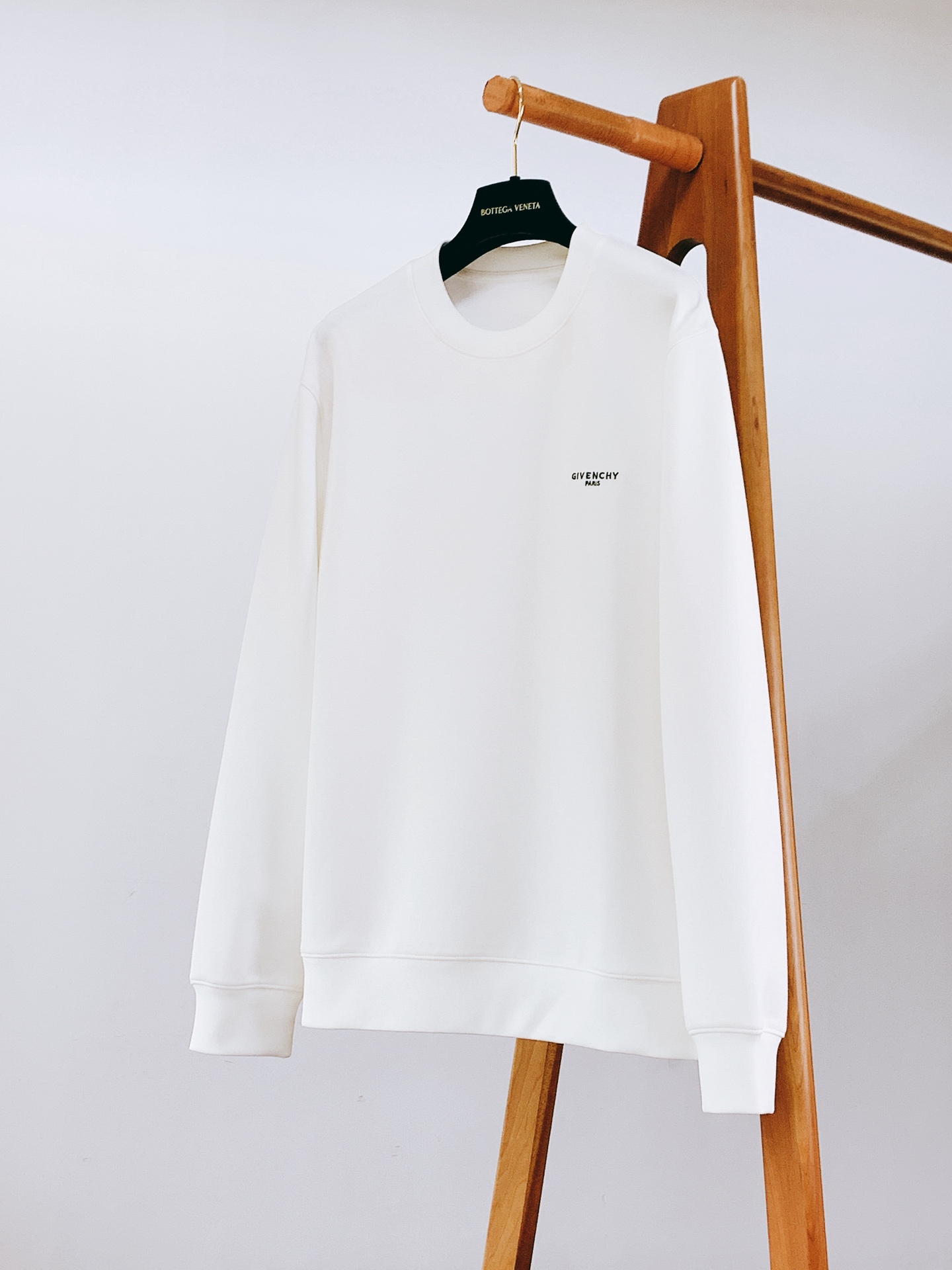 Givenchy 纪梵希 2026FW早秋新品 圆领涂鸦卫衣|低调与个性兼备 高克重毛圈面料,上身挺括有型,质感直接拉满 Givenchy 纪梵希 2026FW早秋新品 圆领涂鸦卫衣|低调与个性兼备 高克重毛圈面料,上身挺括有型,质感直接拉满