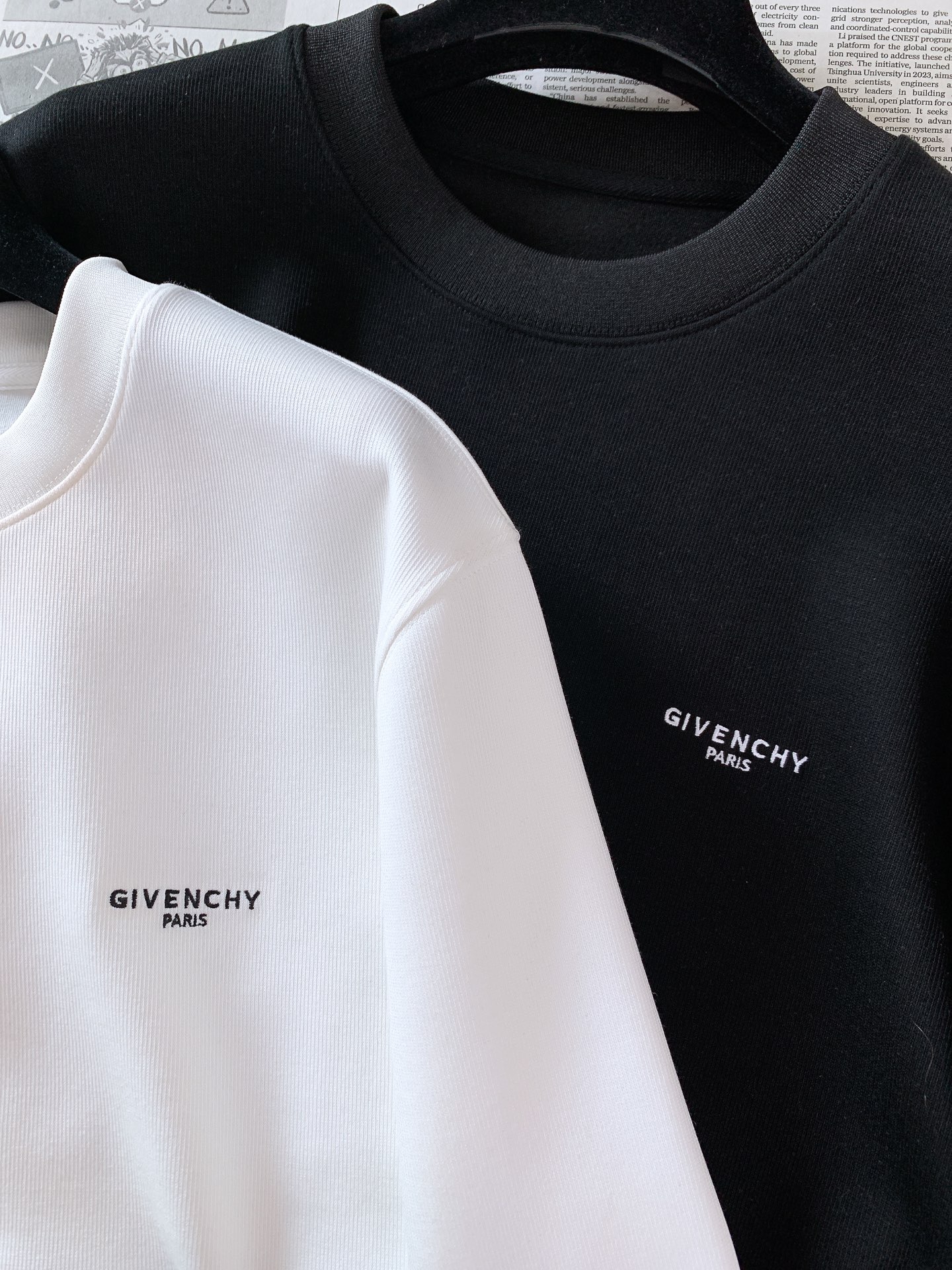 Givenchy 纪梵希 2026FW早秋新品 圆领涂鸦卫衣｜低调与个性兼备 高克重毛圈面料，上身挺括有型，质感直接拉满