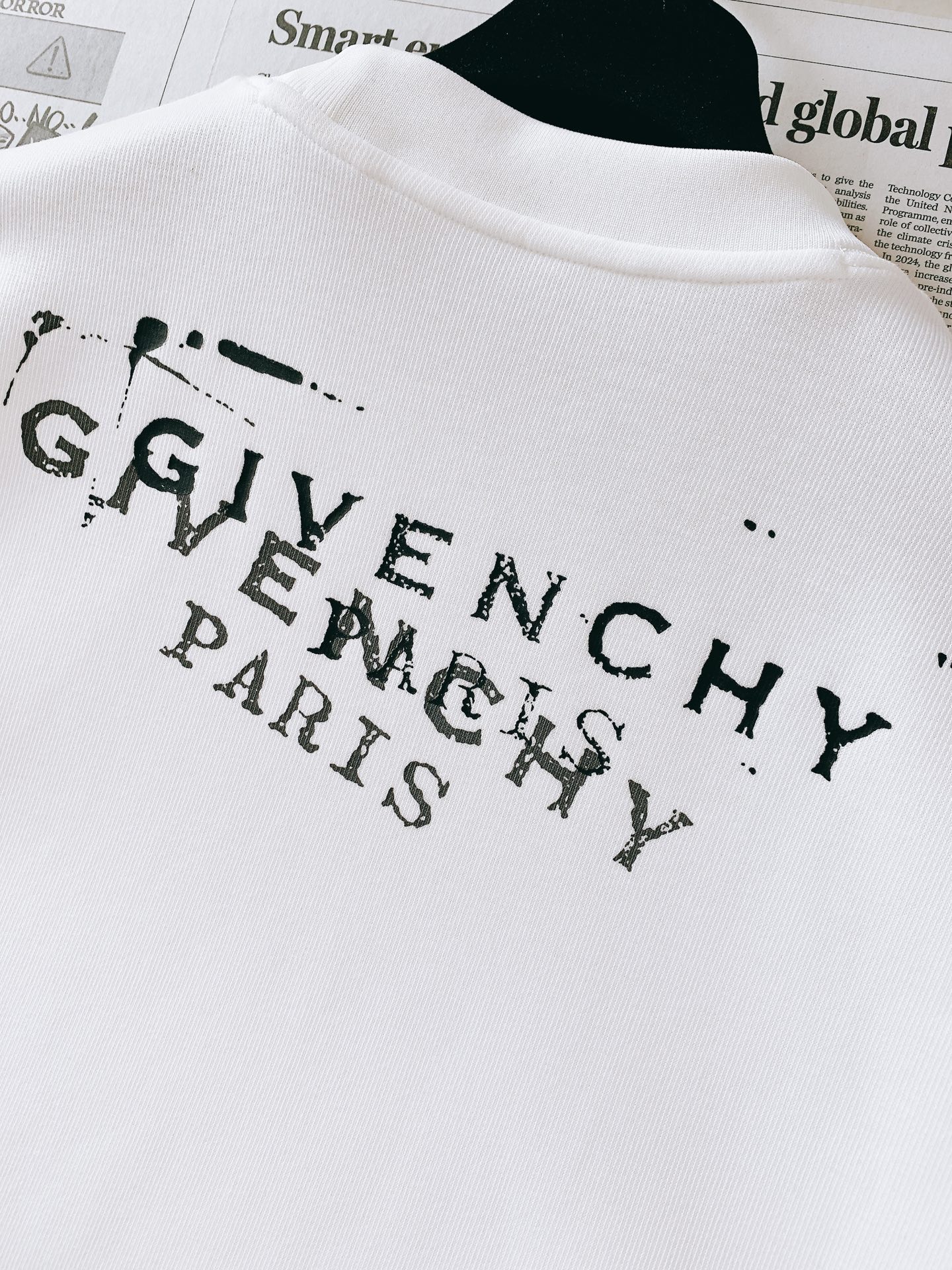 Givenchy 纪梵希 2026FW早秋新品 圆领涂鸦卫衣｜低调与个性兼备 高克重毛圈面料，上身挺括有型，质感直接拉满