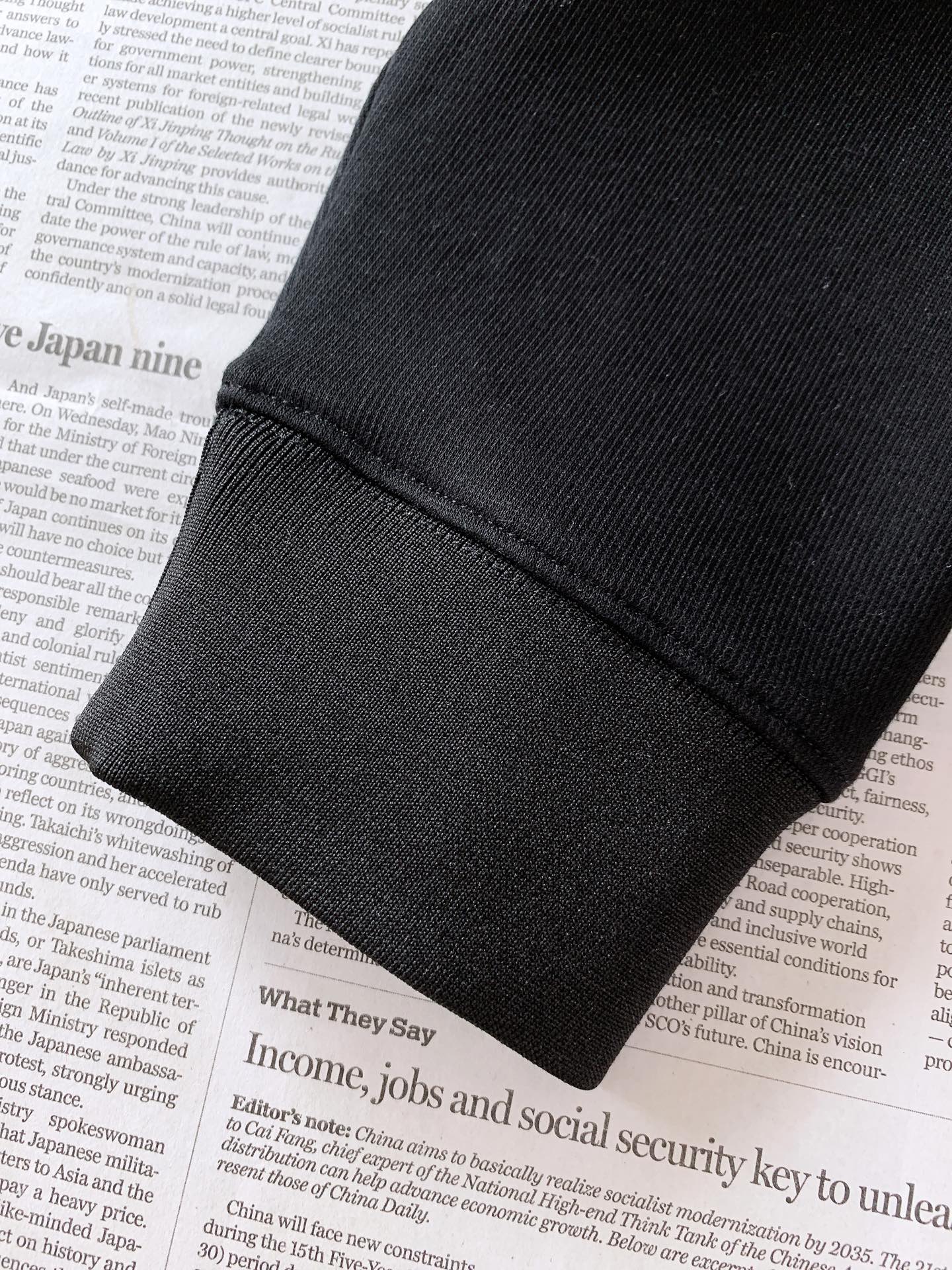 Givenchy 纪梵希 2026FW早秋新品 圆领涂鸦卫衣｜低调与个性兼备 高克重毛圈面料，上身挺括有型，质感直接拉满