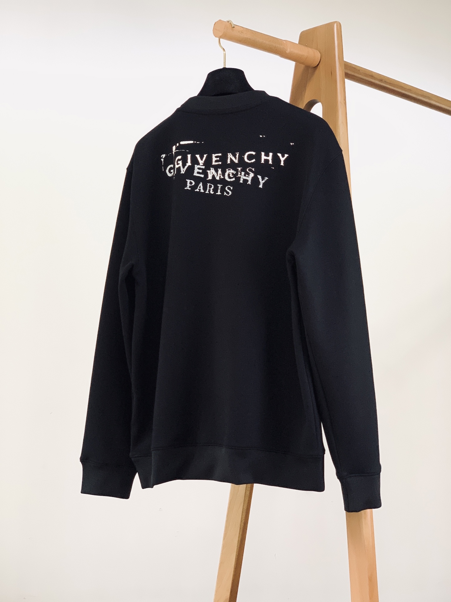 Givenchy 纪梵希 2026FW早秋新品 圆领涂鸦卫衣｜低调与个性兼备 高克重毛圈面料，上身挺括有型，质感直接拉满