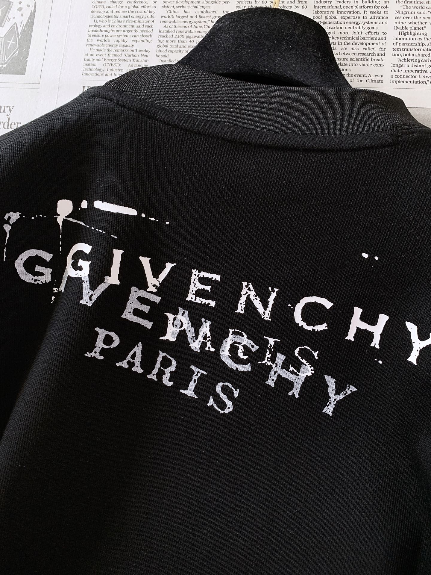 Givenchy 纪梵希 2026FW早秋新品 圆领涂鸦卫衣｜低调与个性兼备 高克重毛圈面料，上身挺括有型，质感直接拉满