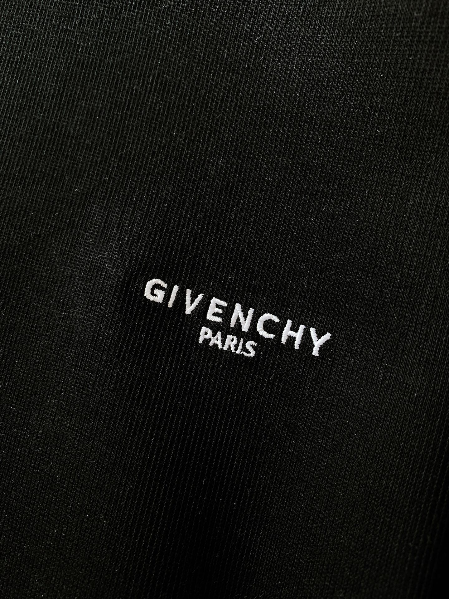 Givenchy 纪梵希 2026FW早秋新品 圆领涂鸦卫衣｜低调与个性兼备 高克重毛圈面料，上身挺括有型，质感直接拉满