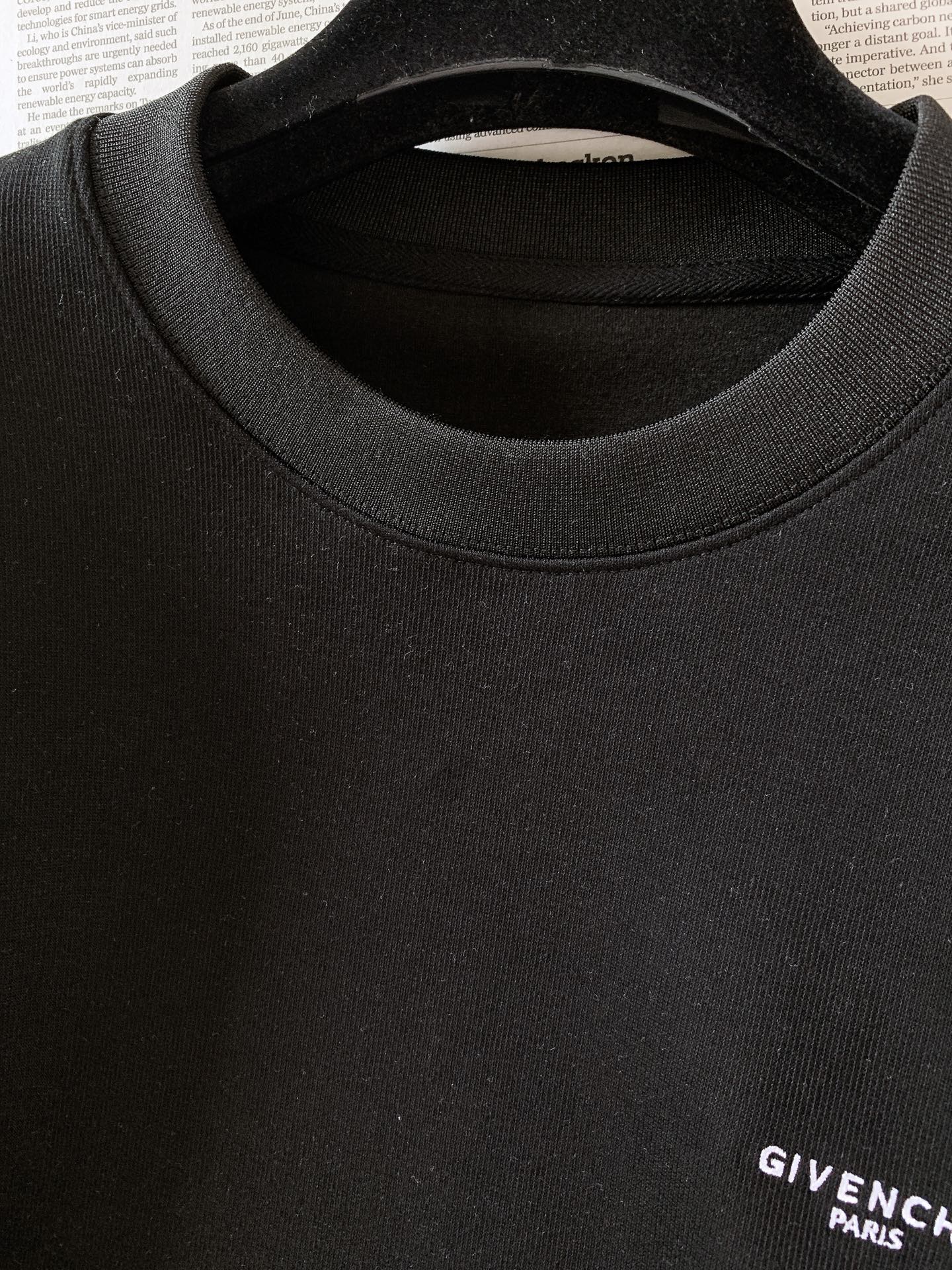 Givenchy 纪梵希 2026FW早秋新品 圆领涂鸦卫衣｜低调与个性兼备 高克重毛圈面料，上身挺括有型，质感直接拉满