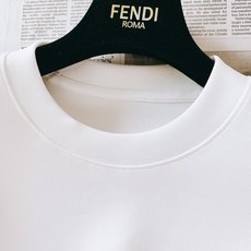 Fendi 芬迪 2026FW早秋新品 刺绣标识圆领圆领卫衣|黑白双色 极简高级的轻奢日常款,男女同款不挑人✨ 高克重面 Fendi 芬迪 2026FW早秋新品 刺绣标识圆领圆领卫衣|黑白双色 极简高级的轻奢日常款,男女同款不挑人✨ 高克重面