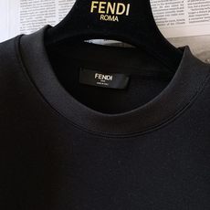 Fendi 芬迪 2026FW早秋新品 刺绣标识圆领圆领卫衣|黑白双色 极简高级的轻奢日常款,男女同款不挑人✨ 高克重面 Fendi 芬迪 2026FW早秋新品 刺绣标识圆领圆领卫衣|黑白双色 极简高级的轻奢日常款,男女同款不挑人✨ 高克重面