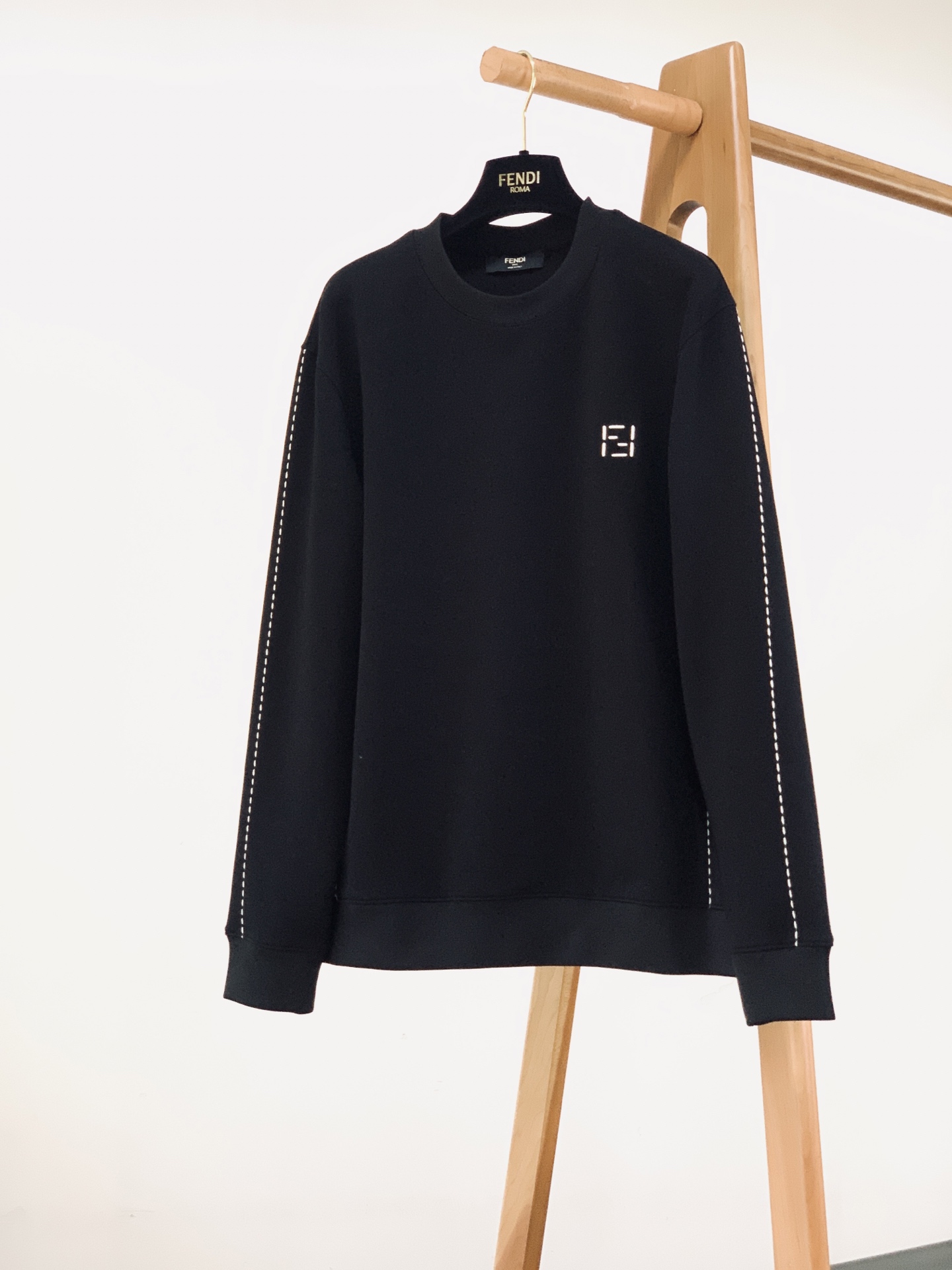 Fendi 芬迪 2026FW早秋新品 刺绣标识圆领圆领卫衣|黑白双色 极简高级的轻奢日常款,男女同款不挑人✨ 高克重面 Fendi 芬迪 2026FW早秋新品 刺绣标识圆领圆领卫衣|黑白双色 极简高级的轻奢日常款,男女同款不挑人✨ 高克重面
