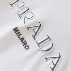 Prada 普拉达 2026FW早秋新品 重工刺绣长袖T恤 高克重纯棉面料,上身软糯有分量,质感肉眼可见。 胸前立体刺绣 Prada 普拉达 2026FW早秋新品 重工刺绣长袖T恤 高克重纯棉面料,上身软糯有分量,质感肉眼可见。 胸前立体刺绣