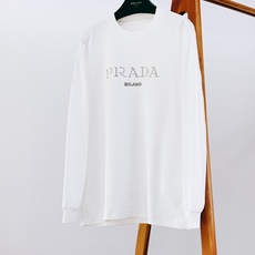 Prada 普拉达 2026FW早秋新品 重工刺绣长袖T恤 高克重纯棉面料,上身软糯有分量,质感肉眼可见。 胸前立体刺绣 Prada 普拉达 2026FW早秋新品 重工刺绣长袖T恤 高克重纯棉面料,上身软糯有分量,质感肉眼可见。 胸前立体刺绣