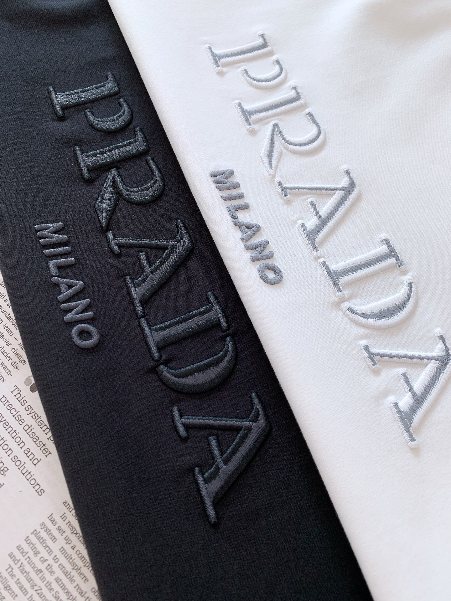 Prada 普拉达 2026FW早秋新品 重工刺绣长袖T恤 高克重纯棉面料,上身软糯有分量,质感肉眼可见。 胸前立体刺绣 Prada 普拉达 2026FW早秋新品 重工刺绣长袖T恤 高克重纯棉面料,上身软糯有分量,质感肉眼可见。 胸前立体刺绣