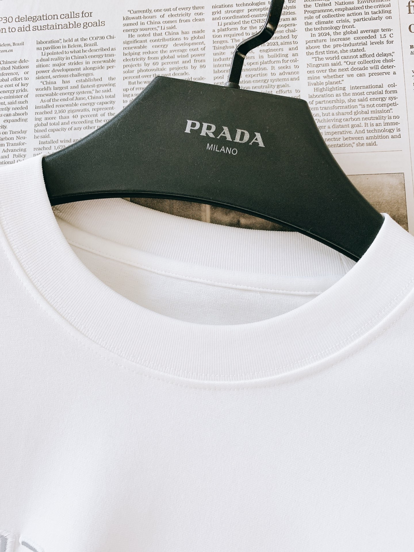 Prada 普拉达 2026FW早秋新品 重工刺绣长袖T恤 高克重纯棉面料,上身软糯有分量,质感肉眼可见。 胸前立体刺绣 Prada 普拉达 2026FW早秋新品 重工刺绣长袖T恤 高克重纯棉面料,上身软糯有分量,质感肉眼可见。 胸前立体刺绣
