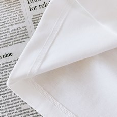 Prada 普拉达 2026FW早秋新品 重工刺绣长袖T恤 高克重纯棉面料,上身软糯有分量,质感肉眼可见。 胸前立体刺绣 Prada 普拉达 2026FW早秋新品 重工刺绣长袖T恤 高克重纯棉面料,上身软糯有分量,质感肉眼可见。 胸前立体刺绣