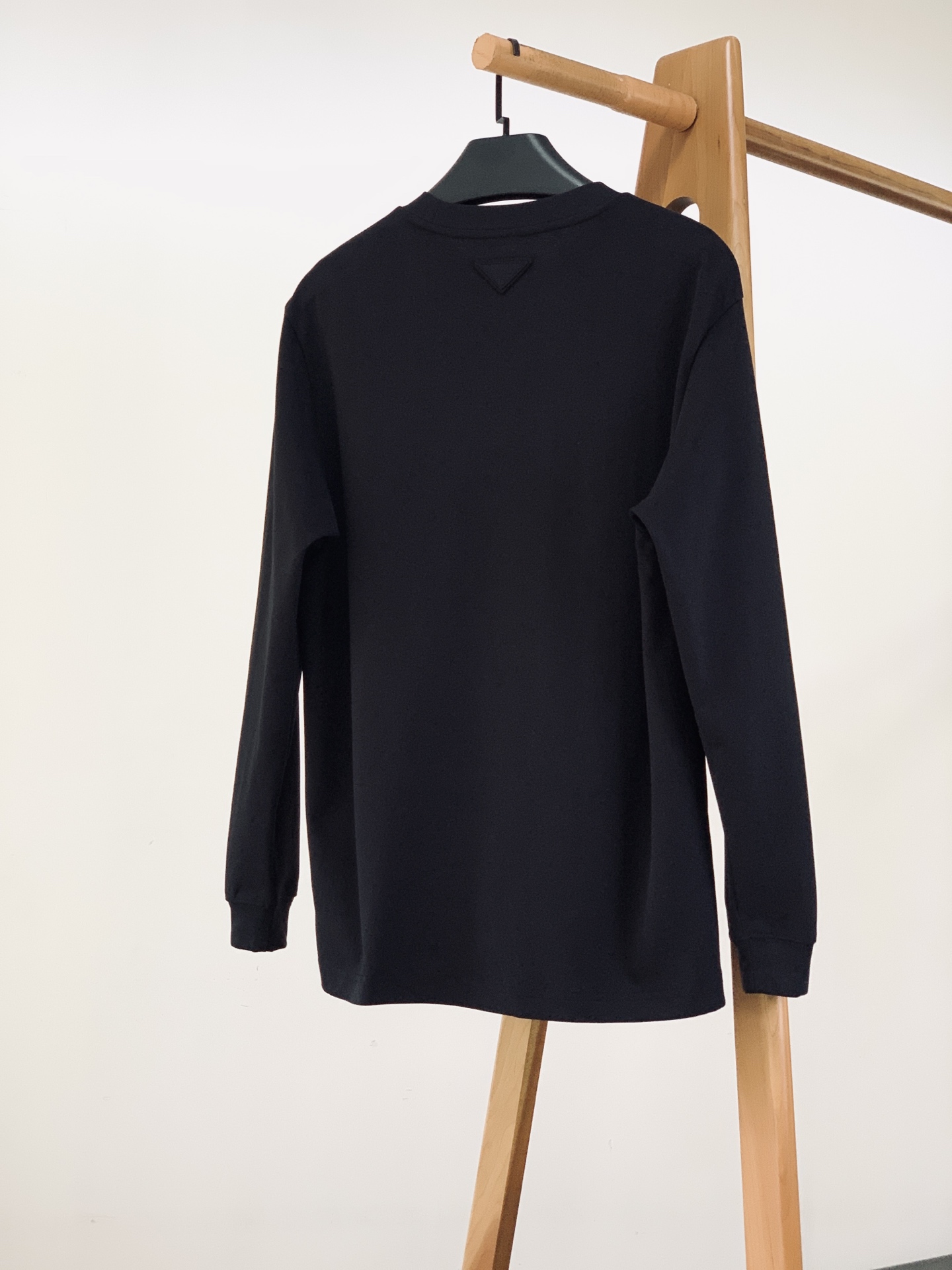 Prada 普拉达 2026FW早秋新品 重工刺绣长袖T恤 高克重纯棉面料,上身软糯有分量,质感肉眼可见。 胸前立体刺绣 Prada 普拉达 2026FW早秋新品 重工刺绣长袖T恤 高克重纯棉面料,上身软糯有分量,质感肉眼可见。 胸前立体刺绣