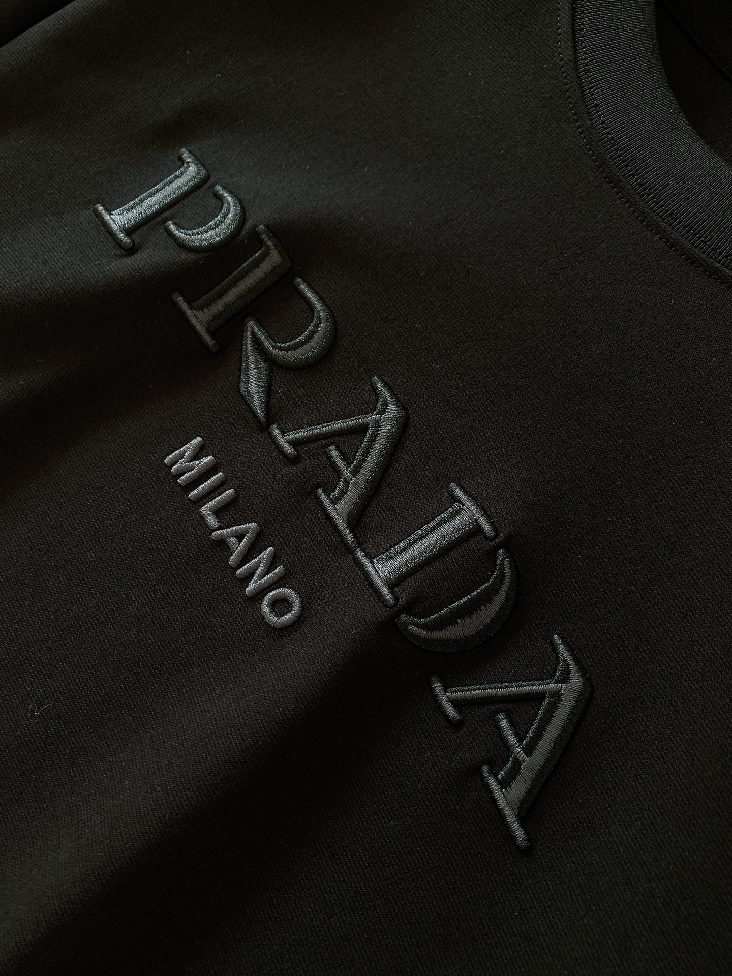 Prada 普拉达 2026FW早秋新品 重工刺绣长袖T恤 高克重纯棉面料,上身软糯有分量,质感肉眼可见。 胸前立体刺绣 Prada 普拉达 2026FW早秋新品 重工刺绣长袖T恤 高克重纯棉面料,上身软糯有分量,质感肉眼可见。 胸前立体刺绣