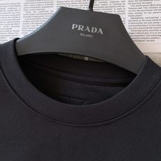 Prada 普拉达 2026FW早秋新品 重工刺绣长袖T恤 高克重纯棉面料,上身软糯有分量,质感肉眼可见。 胸前立体刺绣 Prada 普拉达 2026FW早秋新品 重工刺绣长袖T恤 高克重纯棉面料,上身软糯有分量,质感肉眼可见。 胸前立体刺绣