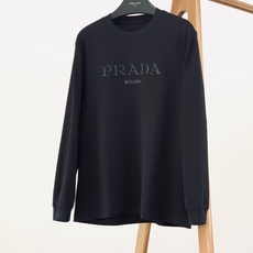 Prada 普拉达 2026FW早秋新品 重工刺绣长袖T恤 高克重纯棉面料,上身软糯有分量,质感肉眼可见。 胸前立体刺绣 Prada 普拉达 2026FW早秋新品 重工刺绣长袖T恤 高克重纯棉面料,上身软糯有分量,质感肉眼可见。 胸前立体刺绣
