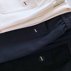 Moncler 蒙口 2026FW早秋新品 休闲直筒裤👖 兼顾舒适度与格调的一条神裤 高垂感针织混纺面料,软糯亲肤,上身 Moncler 蒙口 2026FW早秋新品 休闲直筒裤👖 兼顾舒适度与格调的一条神裤 高垂感针织混纺面料,软糯亲肤,上身