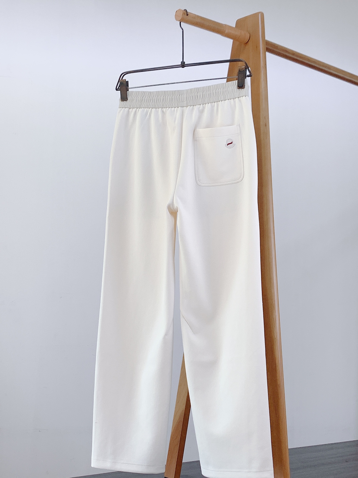 Moncler 蒙口 2026FW早秋新品 休闲直筒裤👖 兼顾舒适度与格调的一条神裤 高垂感针织混纺面料，软糯亲肤，上身