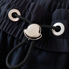 Moncler 蒙口 2026FW早秋新品 休闲直筒裤👖 兼顾舒适度与格调的一条神裤 高垂感针织混纺面料,软糯亲肤,上身 Moncler 蒙口 2026FW早秋新品 休闲直筒裤👖 兼顾舒适度与格调的一条神裤 高垂感针织混纺面料,软糯亲肤,上身