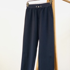 Moncler 蒙口 2026FW早秋新品 休闲直筒裤👖 兼顾舒适度与格调的一条神裤 高垂感针织混纺面料,软糯亲肤,上身 Moncler 蒙口 2026FW早秋新品 休闲直筒裤👖 兼顾舒适度与格调的一条神裤 高垂感针织混纺面料,软糯亲肤,上身