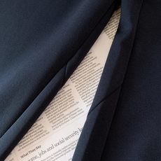 Moncler 蒙口 2026FW早秋新品 休闲直筒裤👖 兼顾舒适度与格调的一条神裤 高垂感针织混纺面料,软糯亲肤,上身 Moncler 蒙口 2026FW早秋新品 休闲直筒裤👖 兼顾舒适度与格调的一条神裤 高垂感针织混纺面料,软糯亲肤,上身