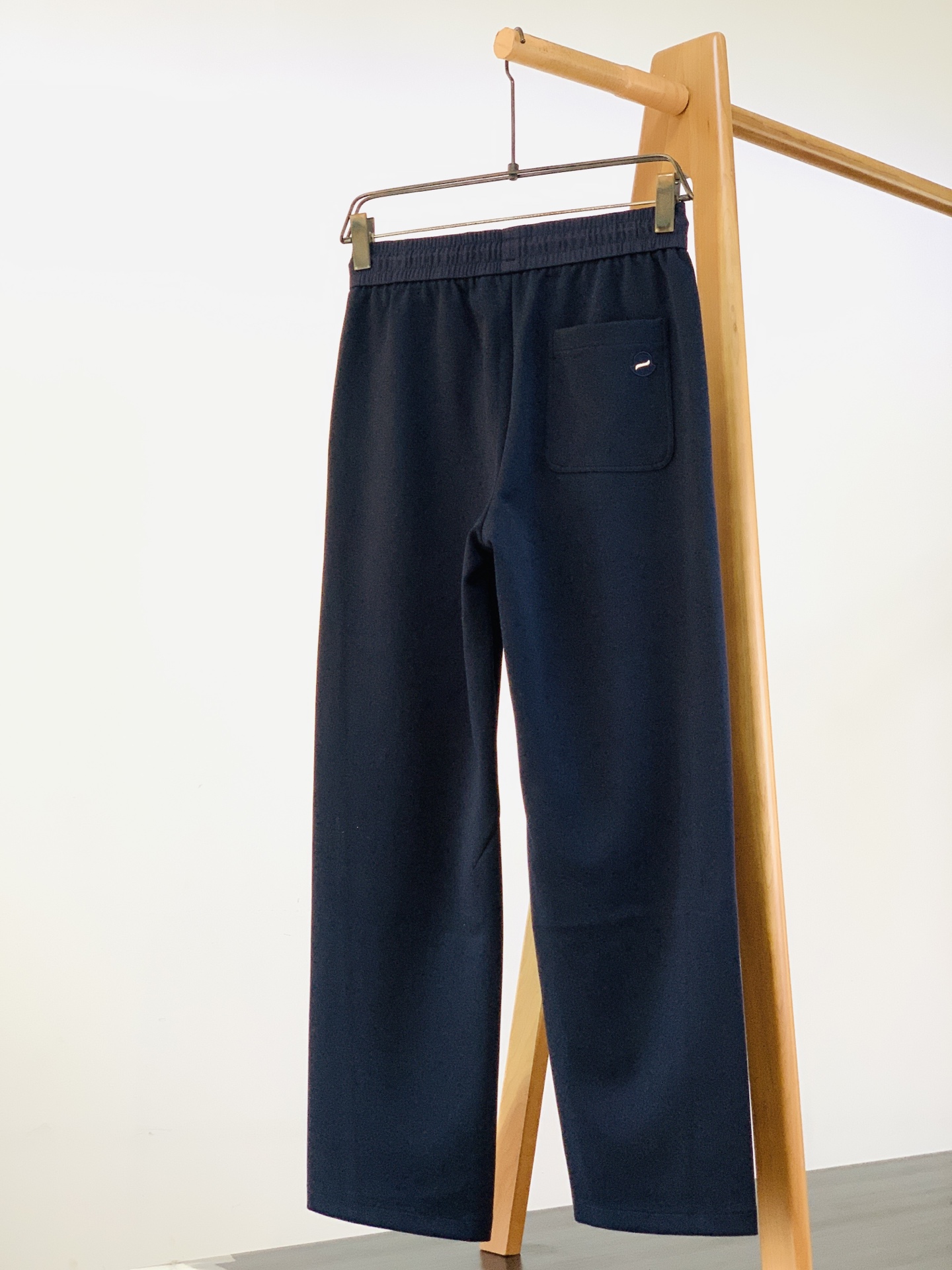 Moncler 蒙口 2026FW早秋新品 休闲直筒裤👖 兼顾舒适度与格调的一条神裤 高垂感针织混纺面料,软糯亲肤,上身 Moncler 蒙口 2026FW早秋新品 休闲直筒裤👖 兼顾舒适度与格调的一条神裤 高垂感针织混纺面料,软糯亲肤,上身