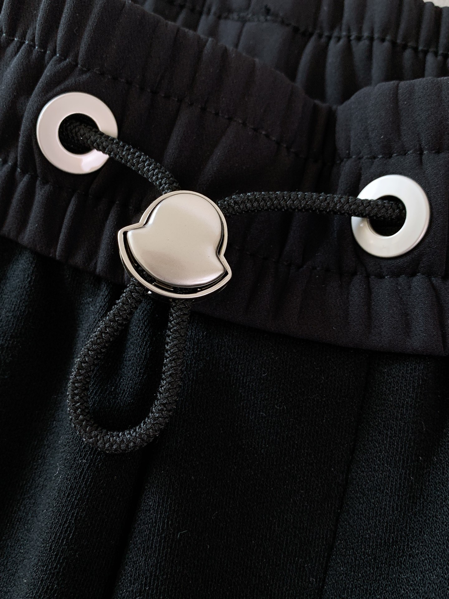 Moncler 蒙口 2026FW早秋新品 休闲直筒裤👖 兼顾舒适度与格调的一条神裤 高垂感针织混纺面料，软糯亲肤，上身