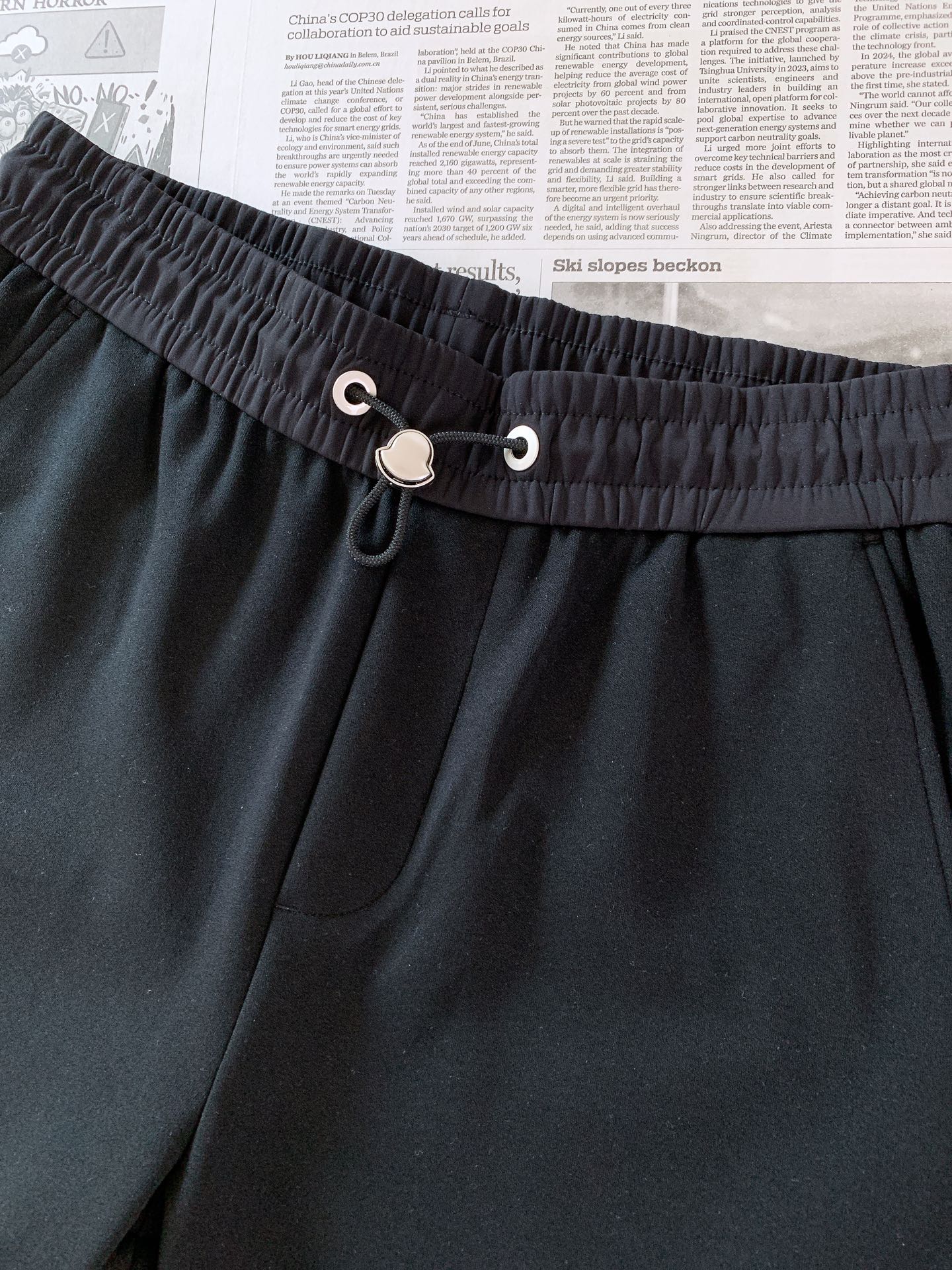 Moncler 蒙口 2026FW早秋新品 休闲直筒裤👖 兼顾舒适度与格调的一条神裤 高垂感针织混纺面料，软糯亲肤，上身
