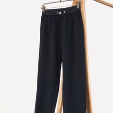 Moncler 蒙口 2026FW早秋新品 休闲直筒裤👖 兼顾舒适度与格调的一条神裤 高垂感针织混纺面料,软糯亲肤,上身 Moncler 蒙口 2026FW早秋新品 休闲直筒裤👖 兼顾舒适度与格调的一条神裤 高垂感针织混纺面料,软糯亲肤,上身