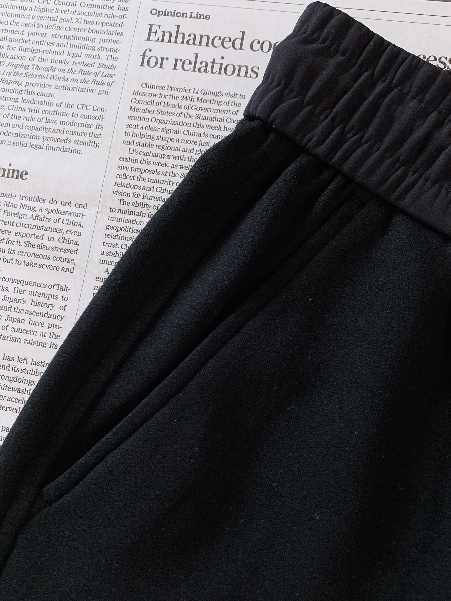 Moncler 蒙口 2026FW早秋新品 休闲直筒裤👖 兼顾舒适度与格调的一条神裤 高垂感针织混纺面料，软糯亲肤，上身
