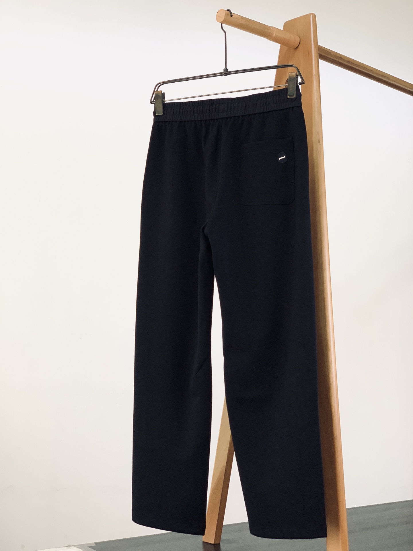 Moncler 蒙口 2026FW早秋新品 休闲直筒裤👖 兼顾舒适度与格调的一条神裤 高垂感针织混纺面料，软糯亲肤，上身