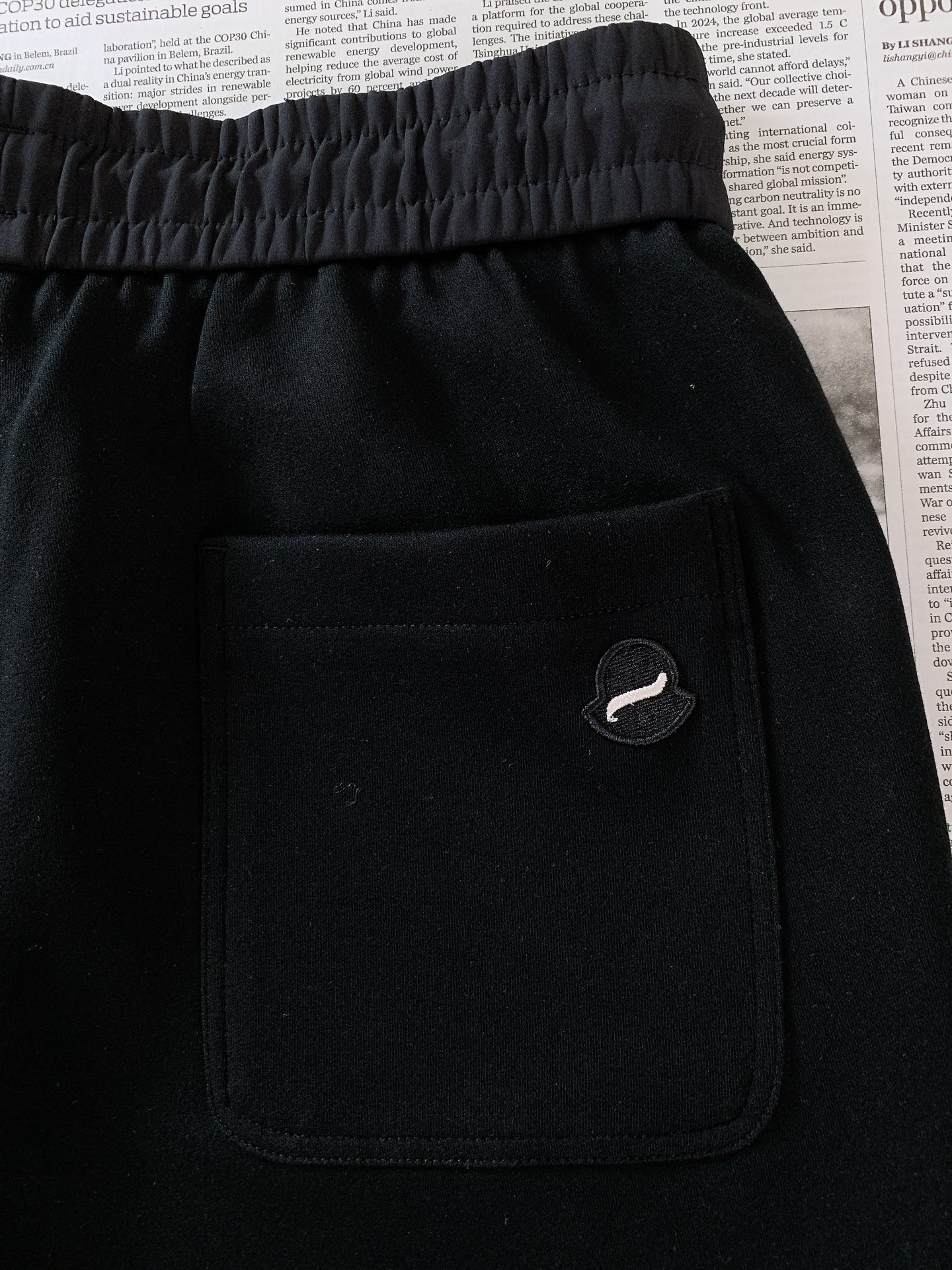 Moncler 蒙口 2026FW早秋新品 休闲直筒裤👖 兼顾舒适度与格调的一条神裤 高垂感针织混纺面料，软糯亲肤，上身