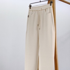 Loewe 罗意威 2026FW早秋新品 休闲直筒卫裤👖 把轻奢松弛感穿在身上,兼顾舒适与格调。 高克重针织面料,垂感在 Loewe 罗意威 2026FW早秋新品 休闲直筒卫裤👖 把轻奢松弛感穿在身上,兼顾舒适与格调。 高克重针织面料,垂感在