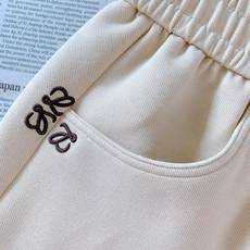 Loewe 罗意威 2026FW早秋新品 休闲直筒卫裤👖 把轻奢松弛感穿在身上,兼顾舒适与格调。 高克重针织面料,垂感在 Loewe 罗意威 2026FW早秋新品 休闲直筒卫裤👖 把轻奢松弛感穿在身上,兼顾舒适与格调。 高克重针织面料,垂感在