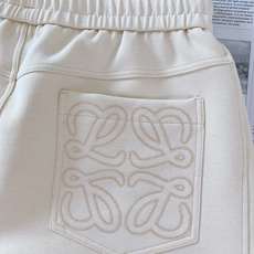 Loewe 罗意威 2026FW早秋新品 休闲直筒卫裤👖 把轻奢松弛感穿在身上,兼顾舒适与格调。 高克重针织面料,垂感在 Loewe 罗意威 2026FW早秋新品 休闲直筒卫裤👖 把轻奢松弛感穿在身上,兼顾舒适与格调。 高克重针织面料,垂感在