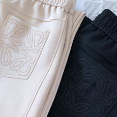 Loewe 罗意威 2026FW早秋新品 休闲直筒卫裤👖 把轻奢松弛感穿在身上,兼顾舒适与格调。 高克重针织面料,垂感在 Loewe 罗意威 2026FW早秋新品 休闲直筒卫裤👖 把轻奢松弛感穿在身上,兼顾舒适与格调。 高克重针织面料,垂感在
