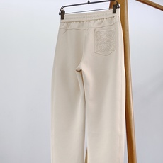 Loewe 罗意威 2026FW早秋新品 休闲直筒卫裤👖 把轻奢松弛感穿在身上,兼顾舒适与格调。 高克重针织面料,垂感在 Loewe 罗意威 2026FW早秋新品 休闲直筒卫裤👖 把轻奢松弛感穿在身上,兼顾舒适与格调。 高克重针织面料,垂感在