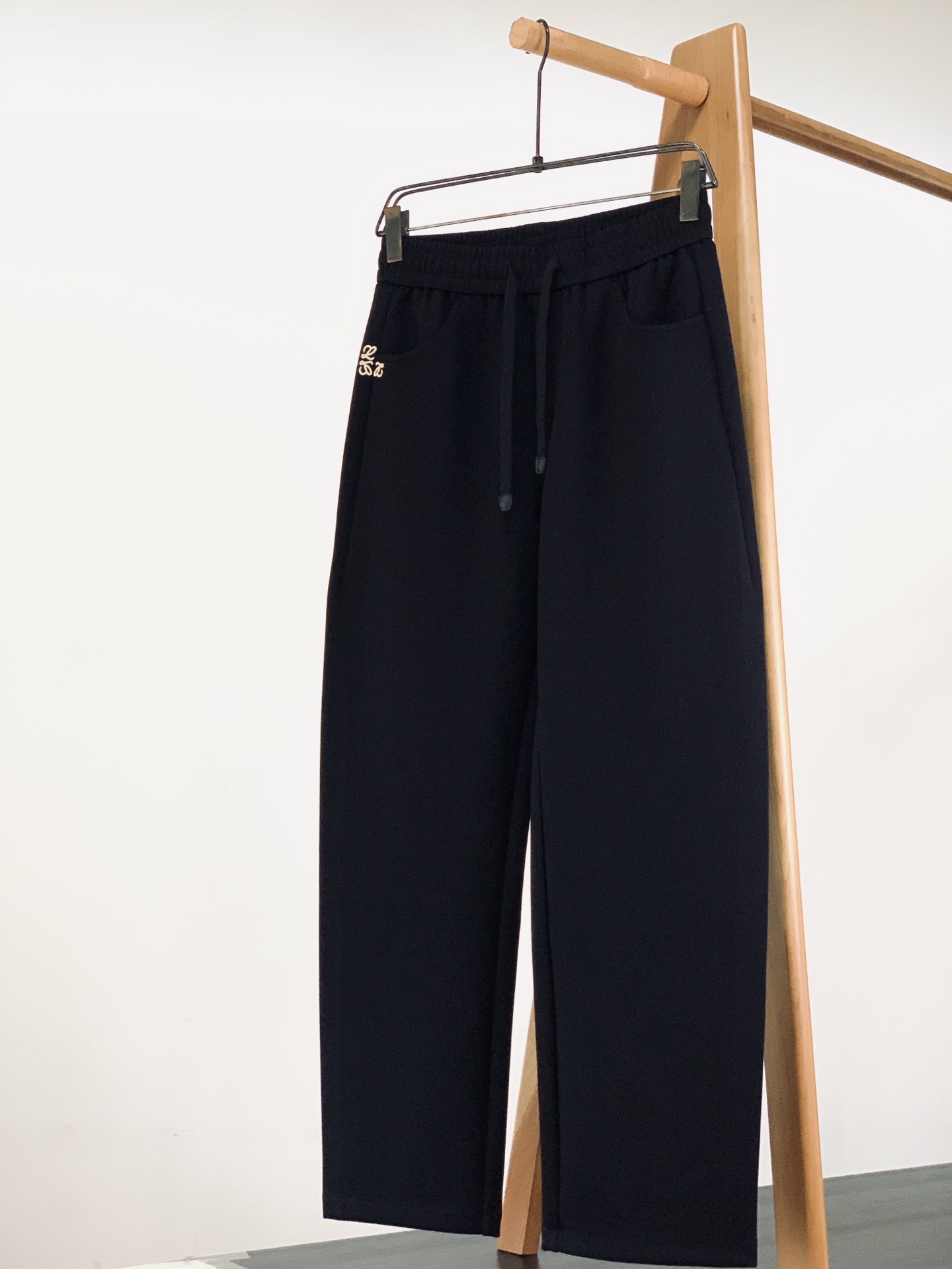 Loewe 罗意威 2026FW早秋新品 休闲直筒卫裤👖 把轻奢松弛感穿在身上,兼顾舒适与格调。 高克重针织面料,垂感在 Loewe 罗意威 2026FW早秋新品 休闲直筒卫裤👖 把轻奢松弛感穿在身上,兼顾舒适与格调。 高克重针织面料,垂感在