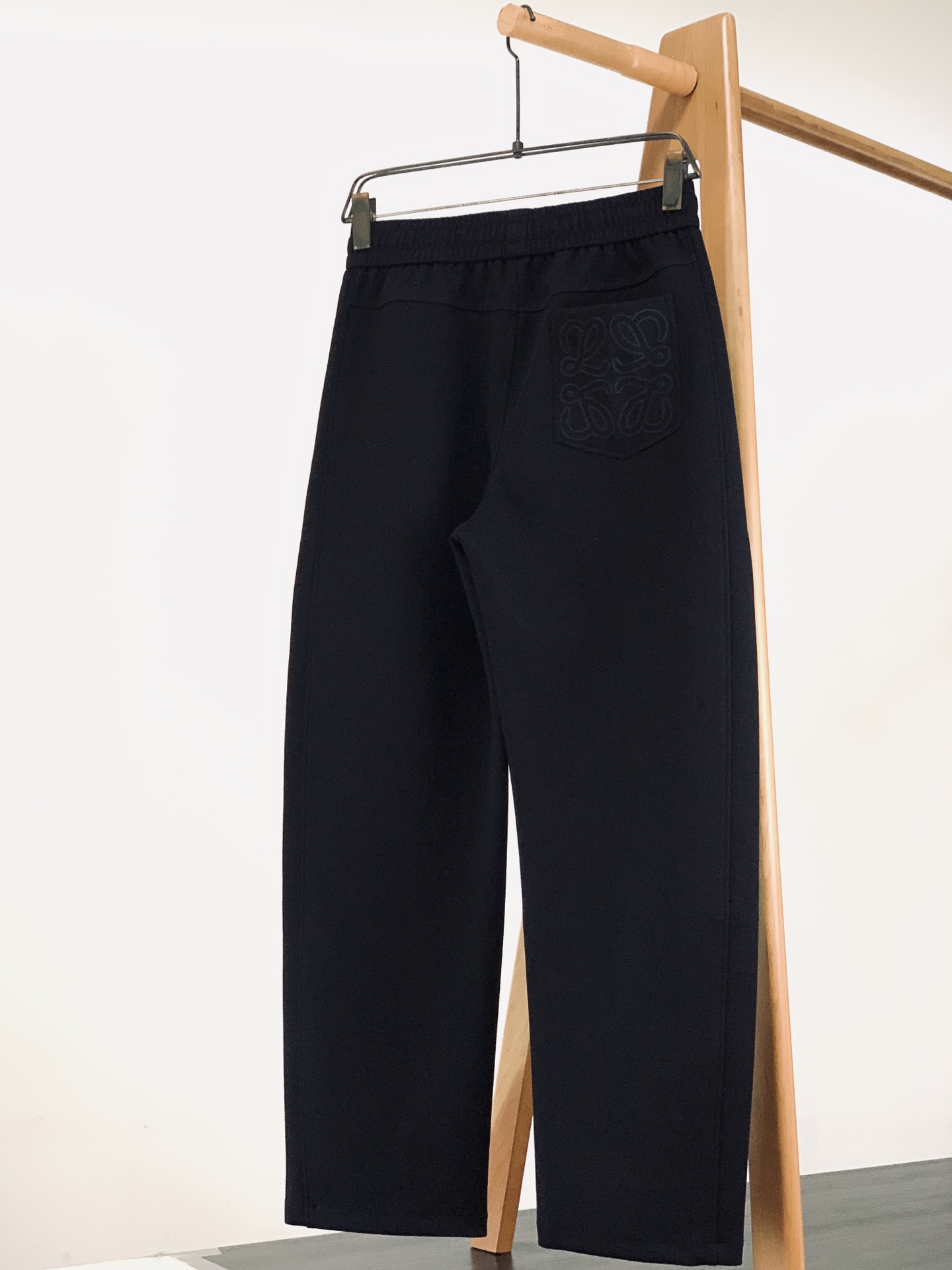 Loewe 罗意威 2026FW早秋新品 休闲直筒卫裤👖 把轻奢松弛感穿在身上，兼顾舒适与格调。 高克重针织面料，垂感在