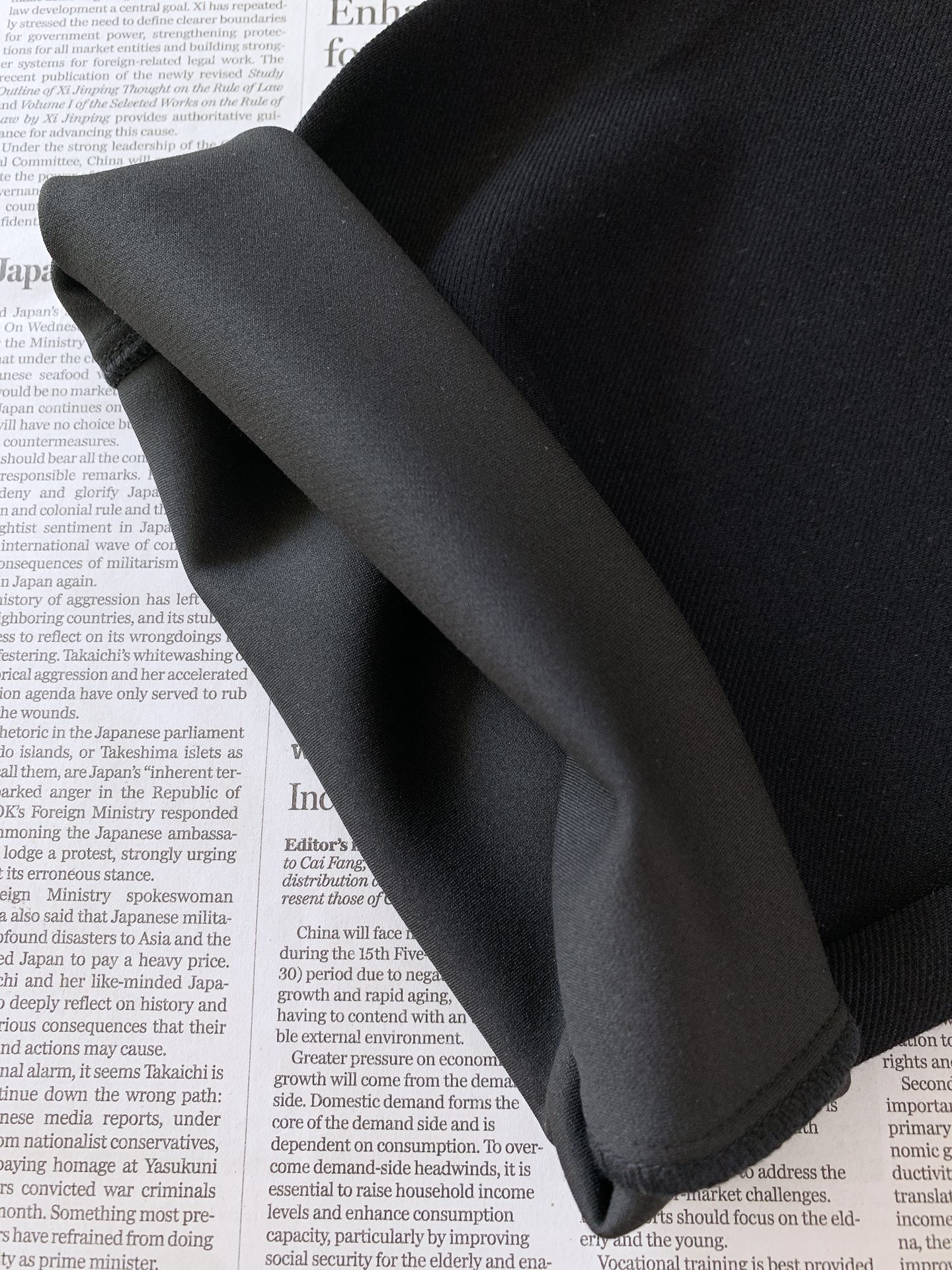 Loewe 罗意威 2026FW早秋新品 休闲直筒卫裤👖 把轻奢松弛感穿在身上，兼顾舒适与格调。 高克重针织面料，垂感在