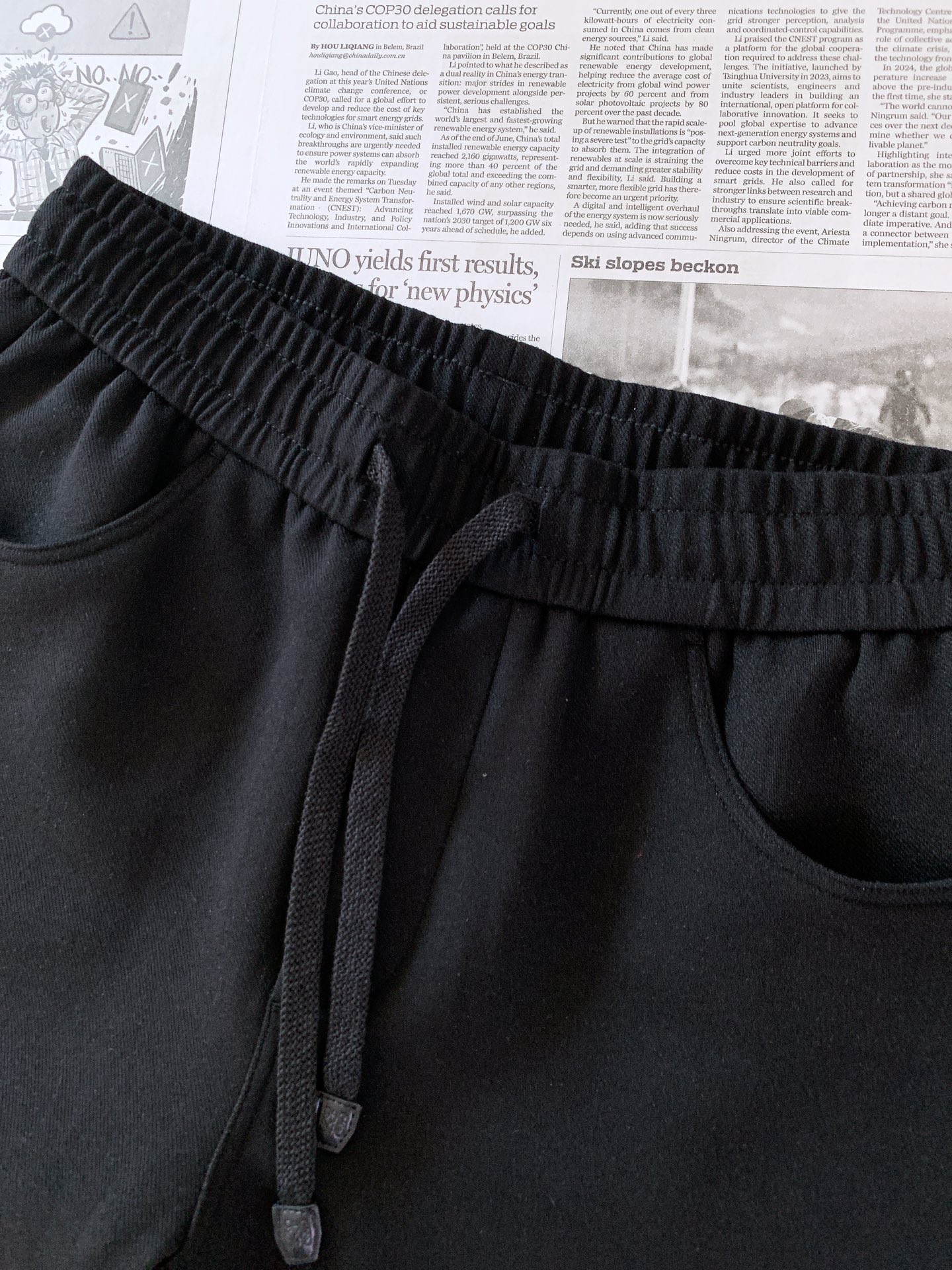 Loewe 罗意威 2026FW早秋新品 休闲直筒卫裤👖 把轻奢松弛感穿在身上，兼顾舒适与格调。 高克重针织面料，垂感在
