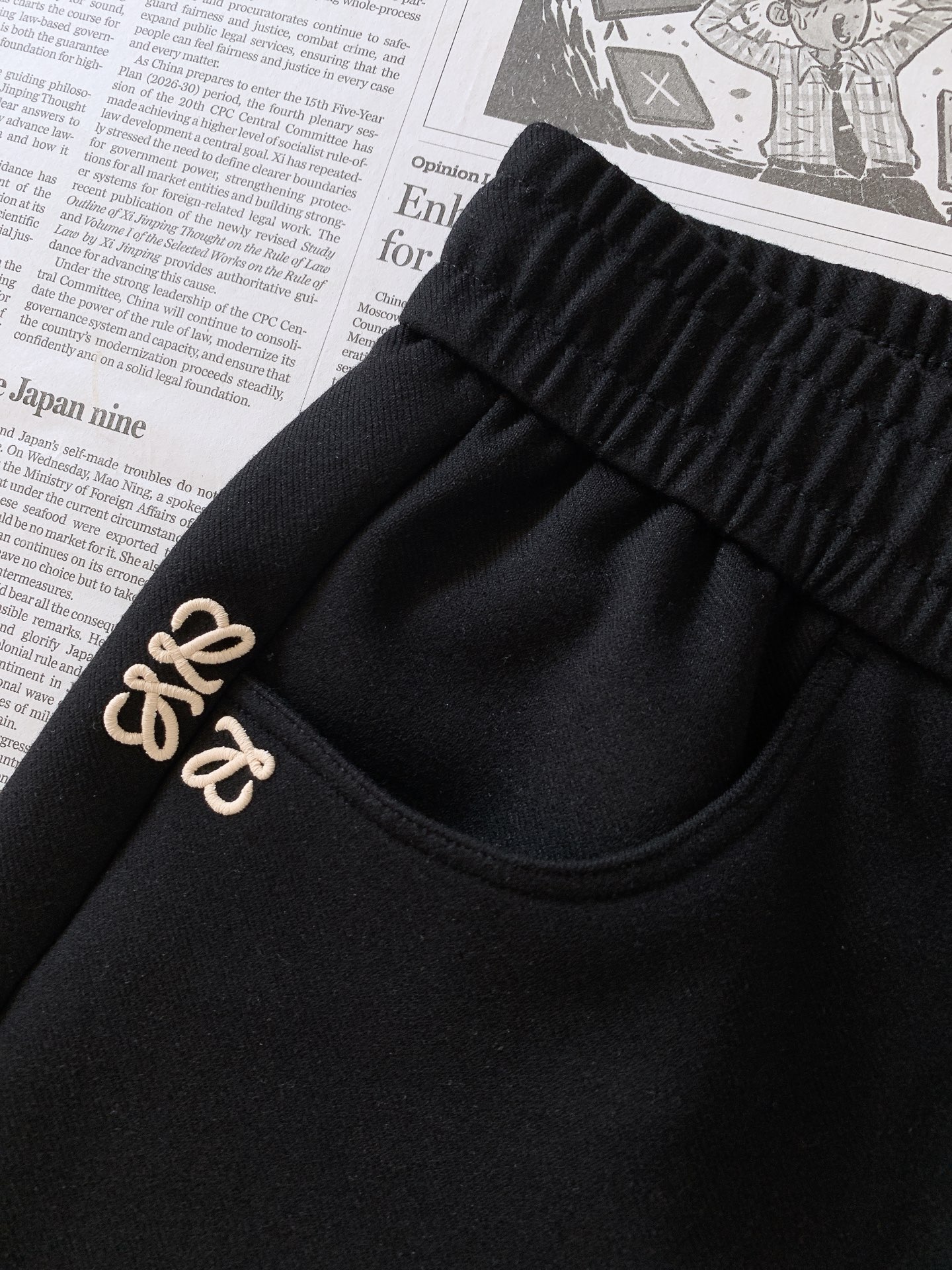 Loewe 罗意威 2026FW早秋新品 休闲直筒卫裤👖 把轻奢松弛感穿在身上，兼顾舒适与格调。 高克重针织面料，垂感在