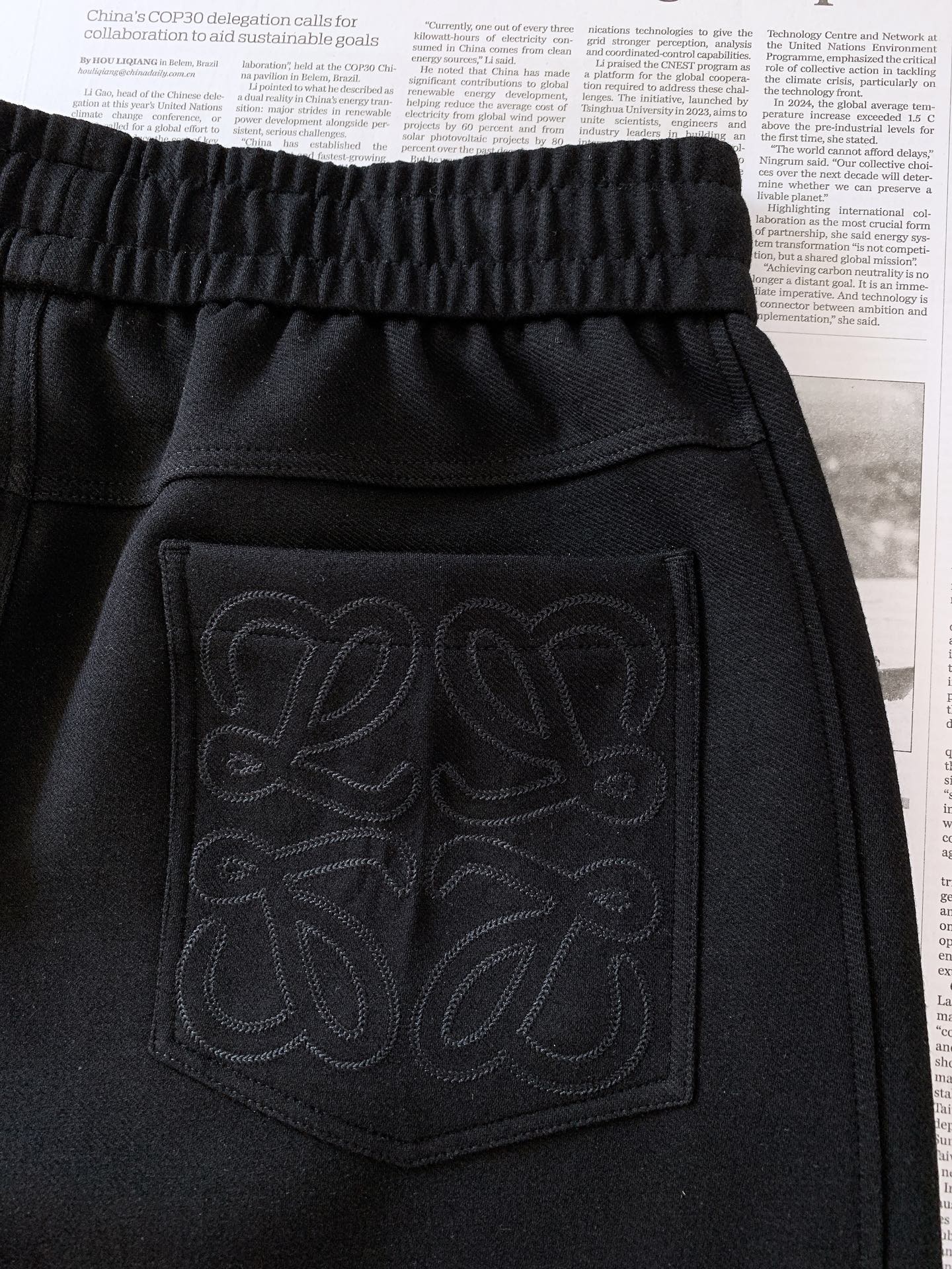 Loewe 罗意威 2026FW早秋新品 休闲直筒卫裤👖 把轻奢松弛感穿在身上，兼顾舒适与格调。 高克重针织面料，垂感在