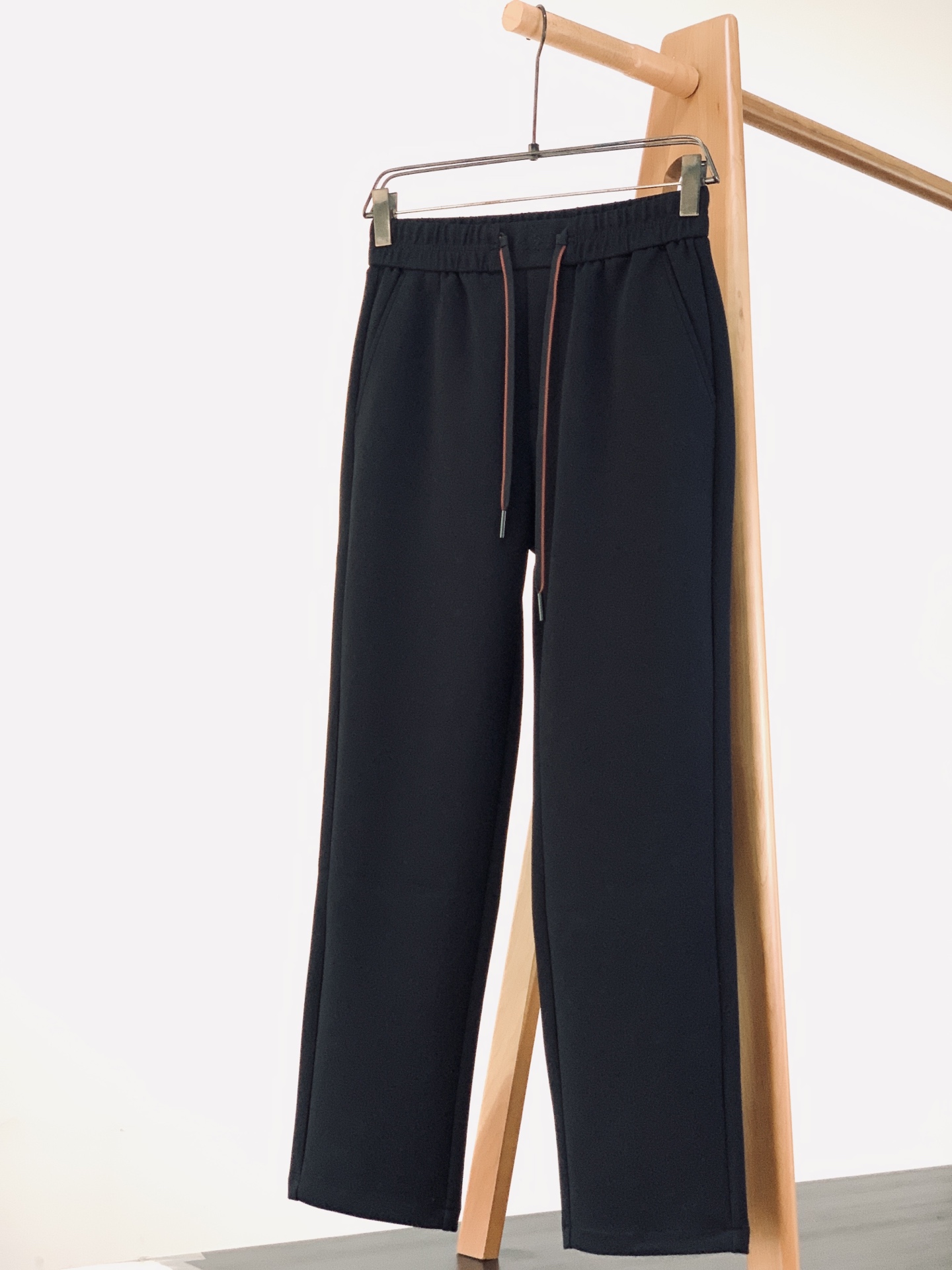 LoroPiana L.P FW早秋新品 Loro piana轻奢直筒休闲裤👖 高克重针织混纺面料，软糯垂顺，上身垂而不