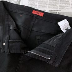 Hugo Boss 2026FW早秋新品 男士黑色牛仔裤👖 经典纯黑牛仔,高级感直接拉满💯 高弹牛仔面料,上身舒适无束缚 Hugo Boss 2026FW早秋新品 男士黑色牛仔裤👖 经典纯黑牛仔,高级感直接拉满💯 高弹牛仔面料,上身舒适无束缚