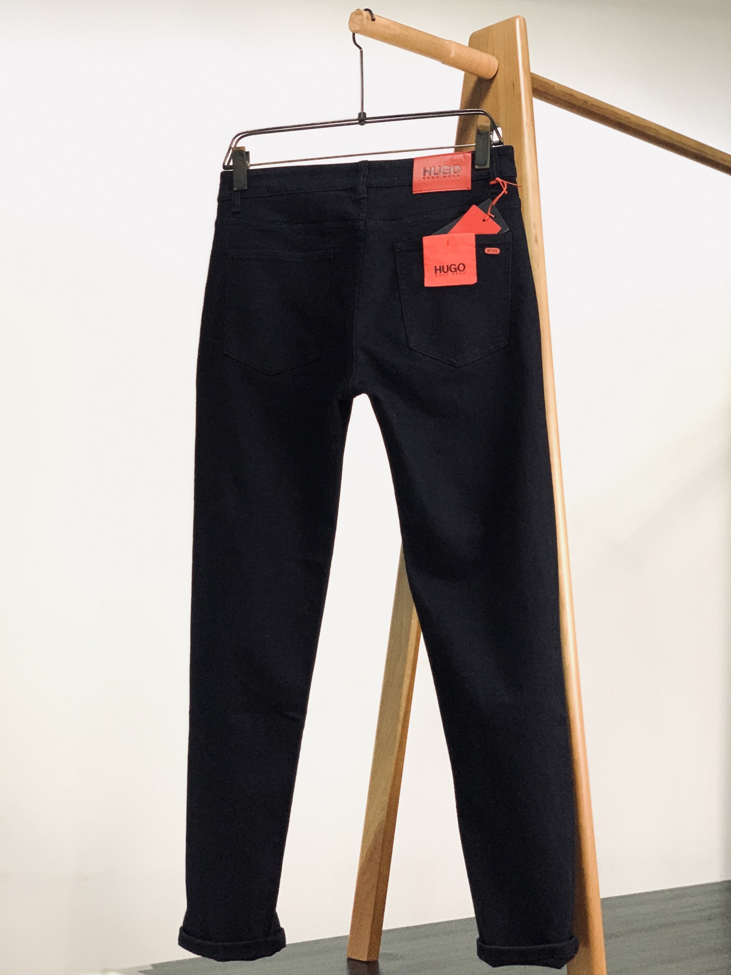 Hugo Boss 2026FW早秋新品 男士黑色牛仔裤👖 经典纯黑牛仔,高级感直接拉满💯 高弹牛仔面料,上身舒适无束缚 Hugo Boss 2026FW早秋新品 男士黑色牛仔裤👖 经典纯黑牛仔,高级感直接拉满💯 高弹牛仔面料,上身舒适无束缚