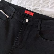 Hugo Boss 2026FW早秋新品 男士黑色牛仔裤👖 经典纯黑牛仔,高级感直接拉满💯 高弹牛仔面料,上身舒适无束缚 Hugo Boss 2026FW早秋新品 男士黑色牛仔裤👖 经典纯黑牛仔,高级感直接拉满💯 高弹牛仔面料,上身舒适无束缚