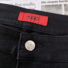 Hugo Boss 2026FW早秋新品 男士黑色牛仔裤👖 经典纯黑牛仔,高级感直接拉满💯 高弹牛仔面料,上身舒适无束缚 Hugo Boss 2026FW早秋新品 男士黑色牛仔裤👖 经典纯黑牛仔,高级感直接拉满💯 高弹牛仔面料,上身舒适无束缚